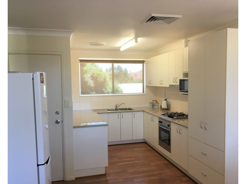 32  Barton Street, Parkes NSW 2870