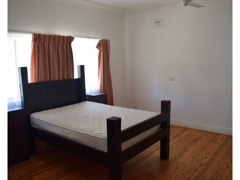 4 Orange Street, Parkes NSW 2870