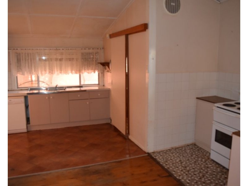 4 Orange Street, Parkes NSW 2870