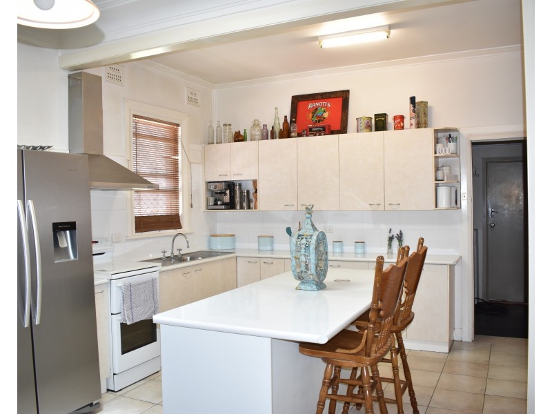 24 Armstrong Street, Parkes NSW 2870