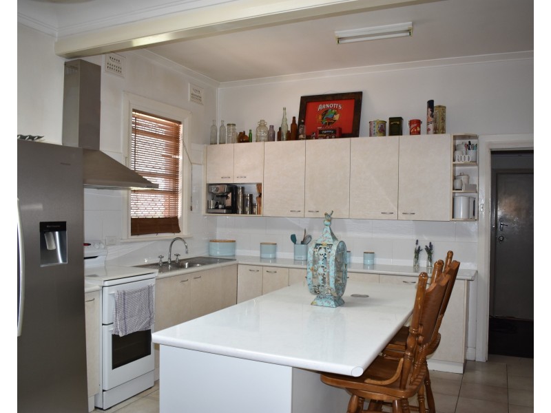 24 Armstrong Street, Parkes NSW 2870