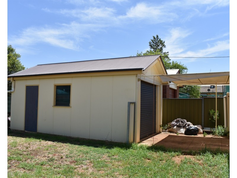 24 Armstrong Street, Parkes NSW 2870