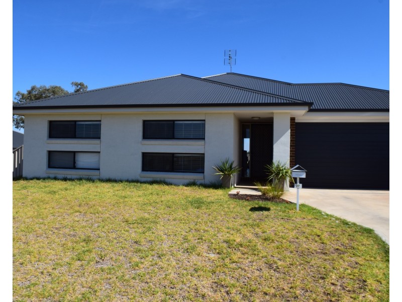 27 Rosewood Avenue, Parkes NSW 2870