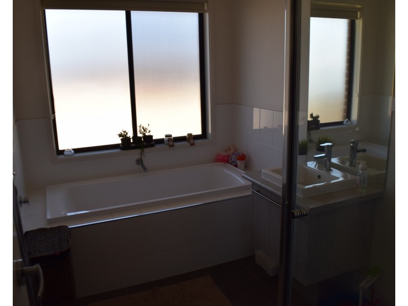 27 Rosewood Avenue, Parkes NSW 2870