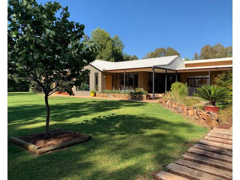 202 Military Road, Parkes NSW 2870