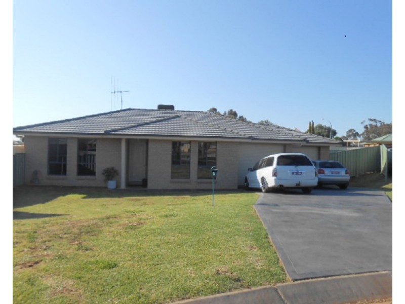 6 Clancy Place, Parkes NSW 2870