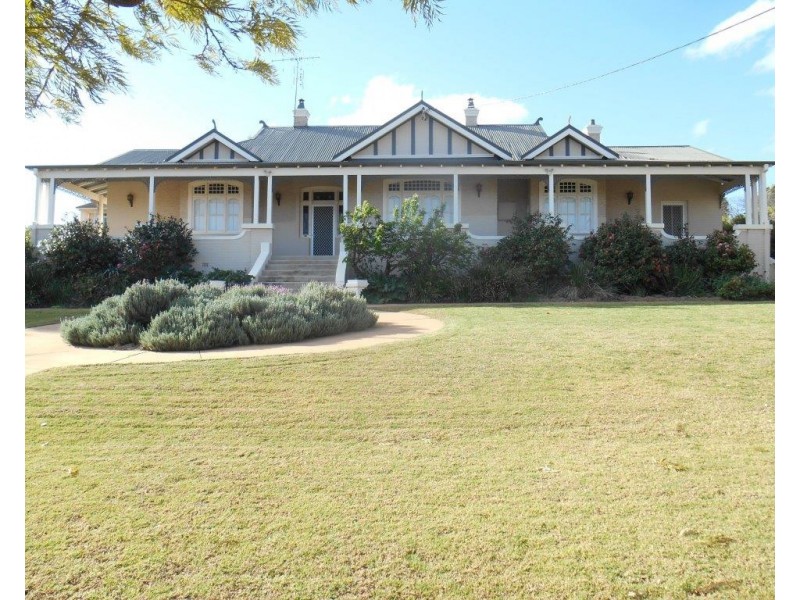 6 Gap Street, Parkes NSW 2870