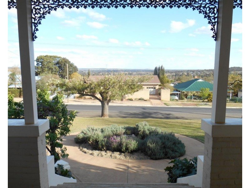 6 Gap Street, Parkes NSW 2870