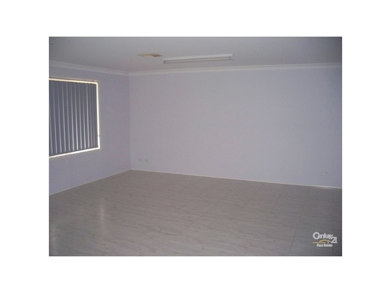 4 Ripon Way, Macquarie Hills NSW 2285