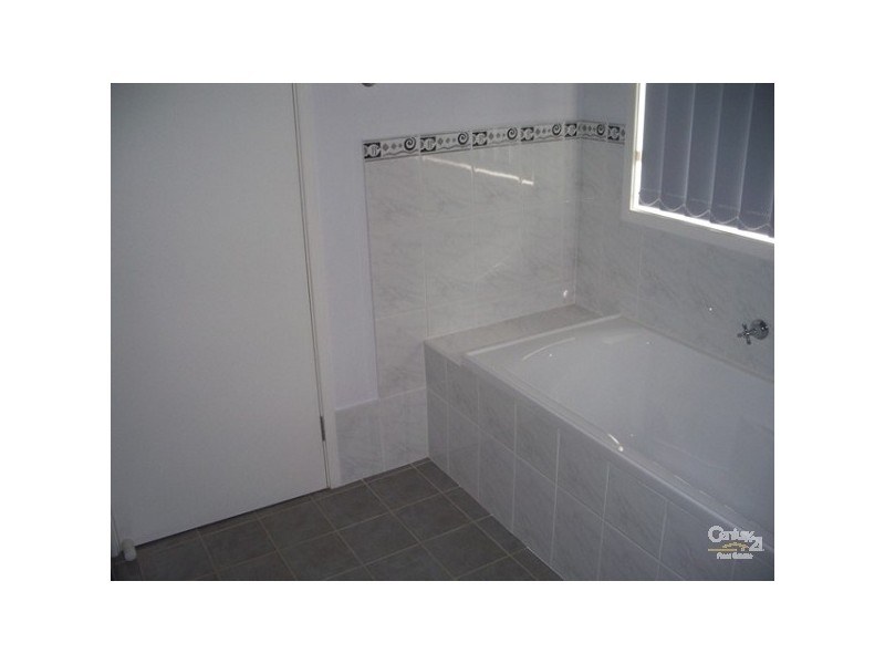 4 Ripon Way, Macquarie Hills NSW 2285