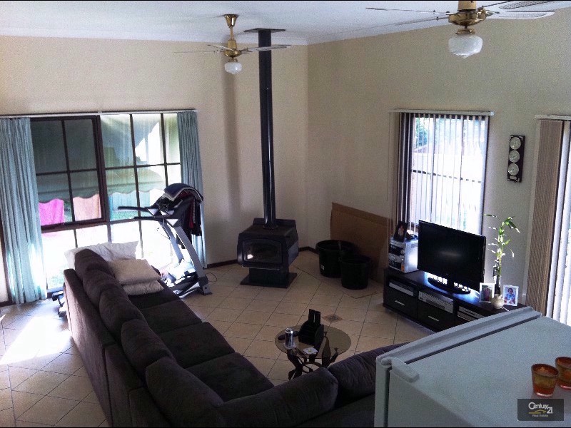 8 Carbora Close, Maryland NSW 2287