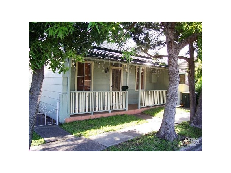 121 Cleary Street, Hamilton NSW 2303
