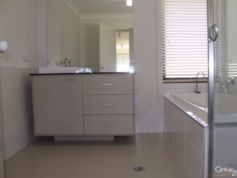 8 Lesley Avenue, Edgeworth NSW 2285