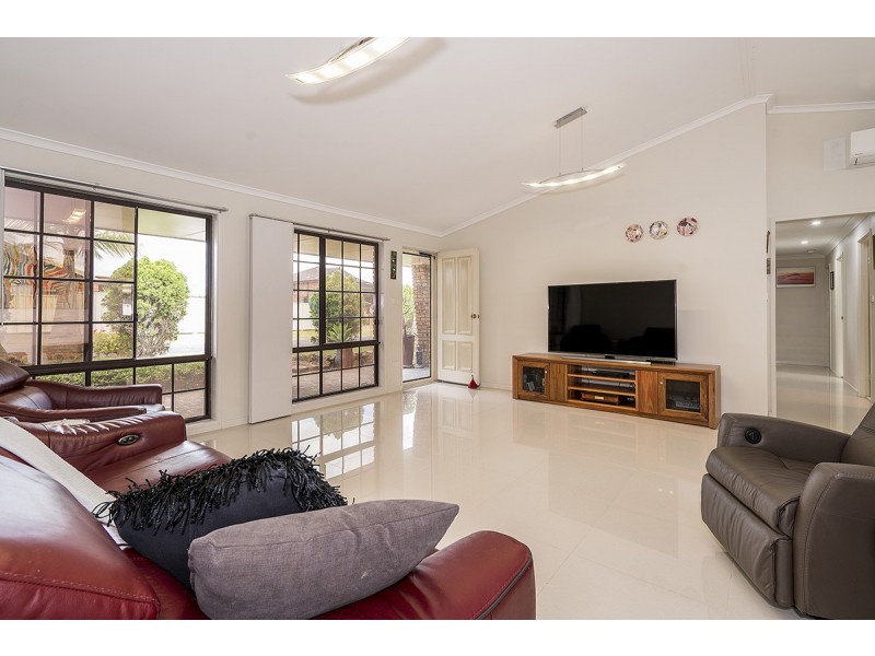 2 Meenmai Close, Maryland NSW 2287