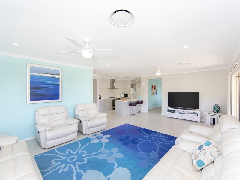 32 Cleveland Street, Cameron Park NSW 2285