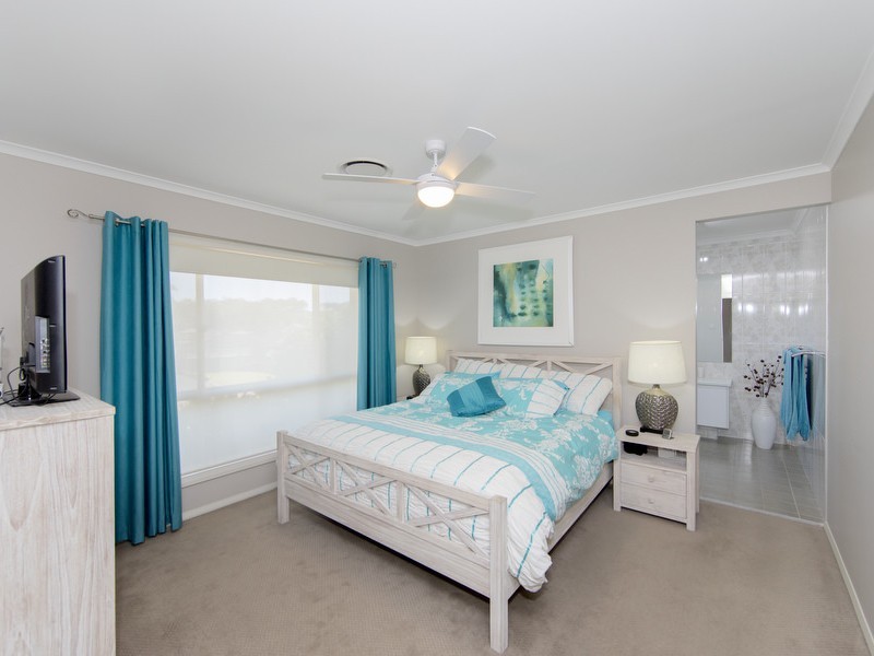 32 Cleveland Street, Cameron Park NSW 2285