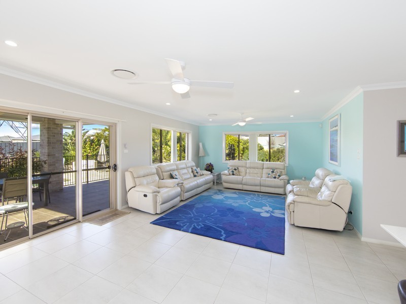 32 Cleveland Street, Cameron Park NSW 2285