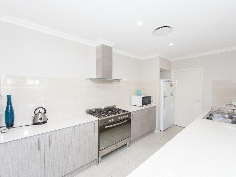 32 Cleveland Street, Cameron Park NSW 2285