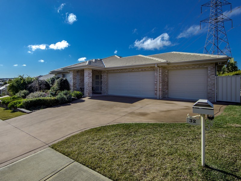 32 Cleveland Street, Cameron Park NSW 2285