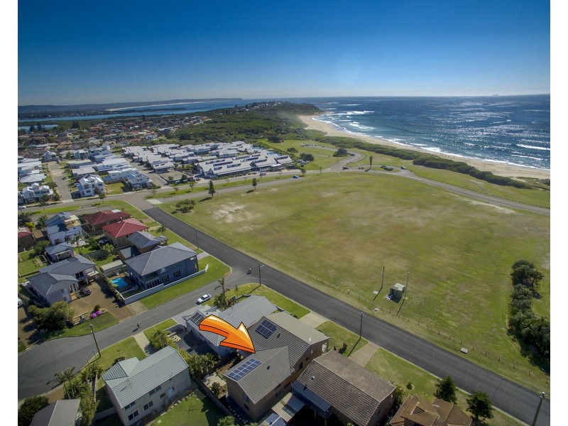 33 The Esplanade, Caves Beach NSW 2281