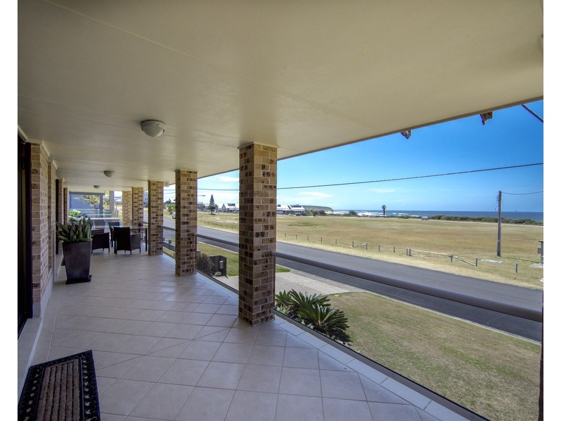 33 The Esplanade, Caves Beach NSW 2281