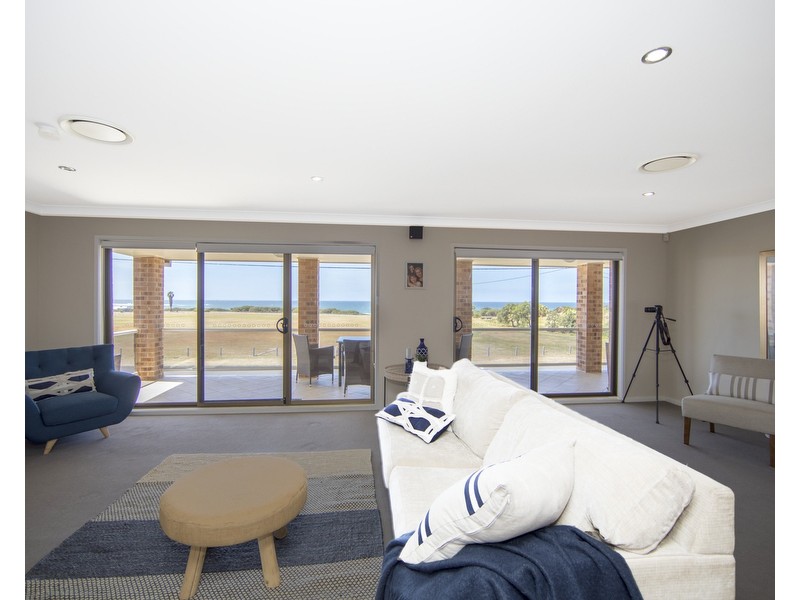 33 The Esplanade, Caves Beach NSW 2281