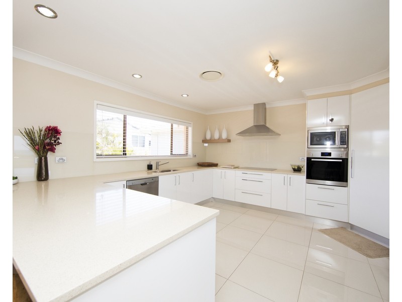 33 The Esplanade, Caves Beach NSW 2281