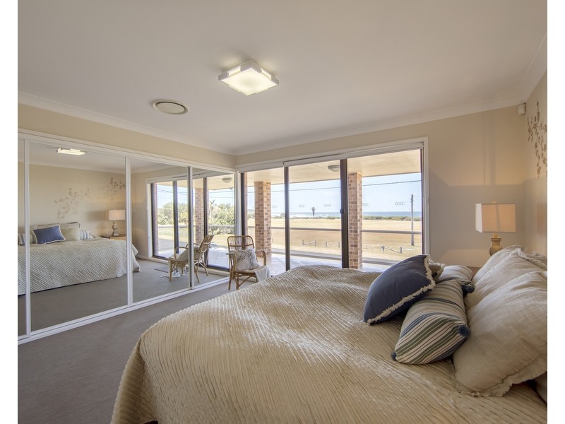 33 The Esplanade, Caves Beach NSW 2281