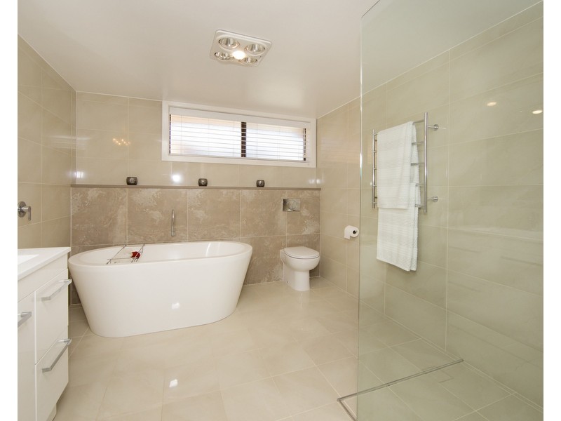 33 The Esplanade, Caves Beach NSW 2281