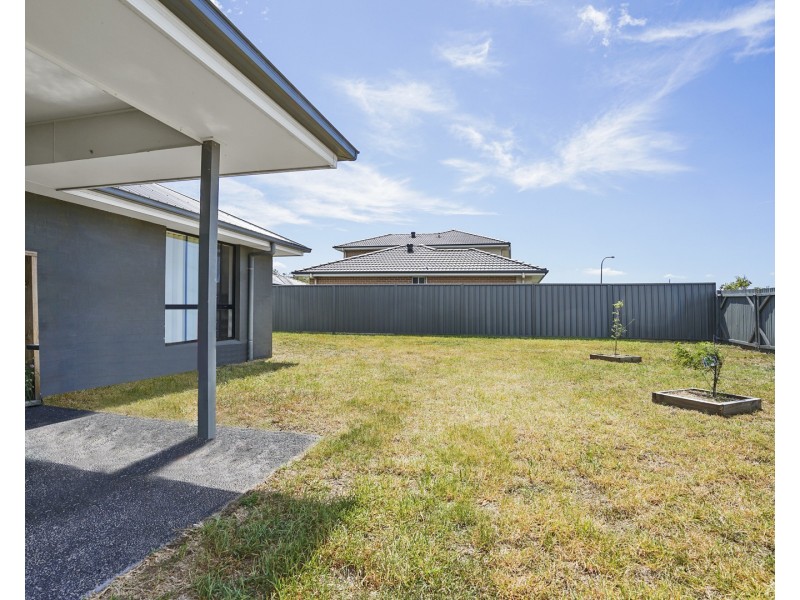 41 Seaside Boulevard, Fern Bay NSW 2295