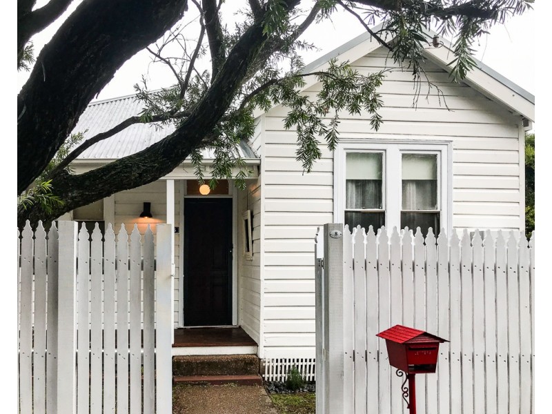 8 Woodbine Street, Mayfield NSW 2304