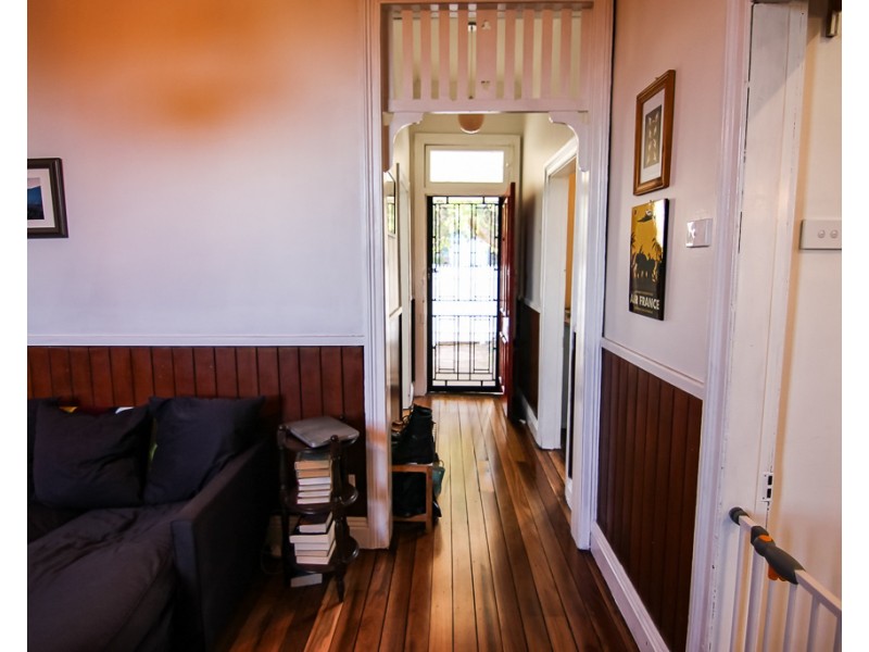 8 Woodbine Street, Mayfield NSW 2304