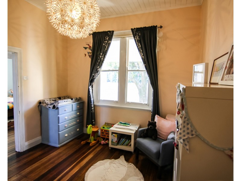 8 Woodbine Street, Mayfield NSW 2304