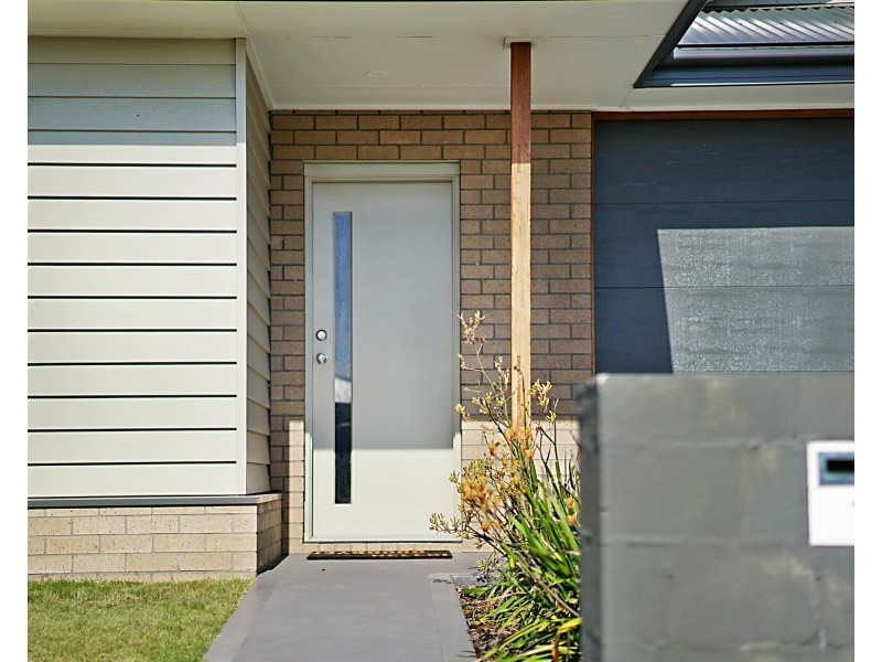 16 Apple Street, Fern Bay NSW 2295