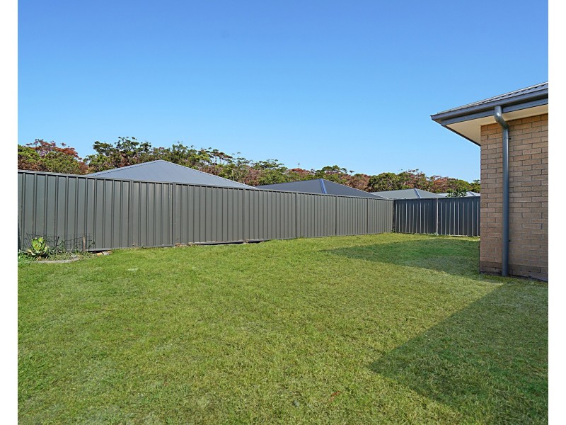 16 Apple Street, Fern Bay NSW 2295