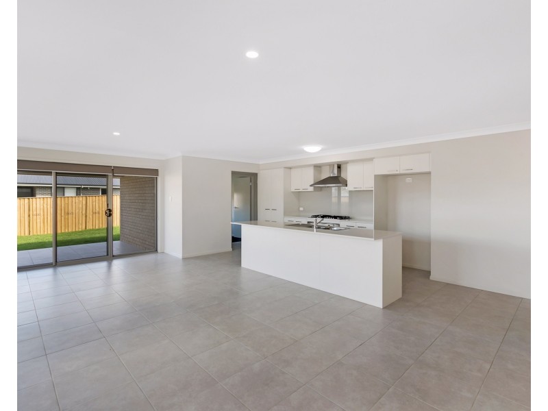 8 Flavum Street, Fletcher NSW 2287