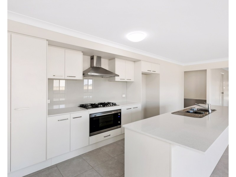 8 Flavum Street, Fletcher NSW 2287