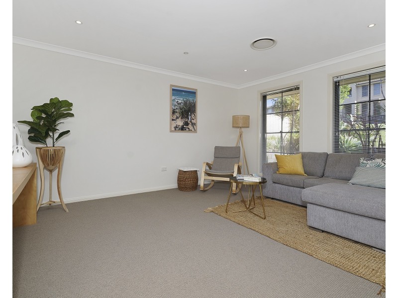 12 Warburton Close, Macquarie Hills NSW 2285