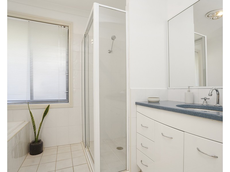 12 Warburton Close, Macquarie Hills NSW 2285