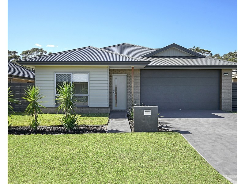 16 Apple Street, Fern Bay NSW 2295