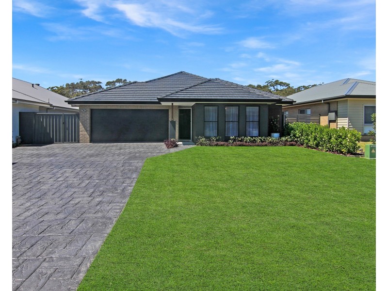 18 Apple Street, Fern Bay NSW 2295