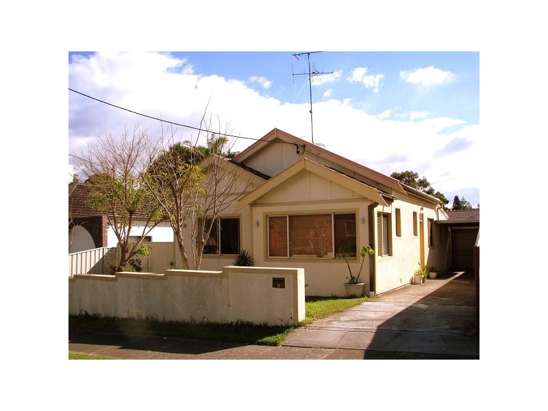 3 Blakesley St, Carlton NSW 2218