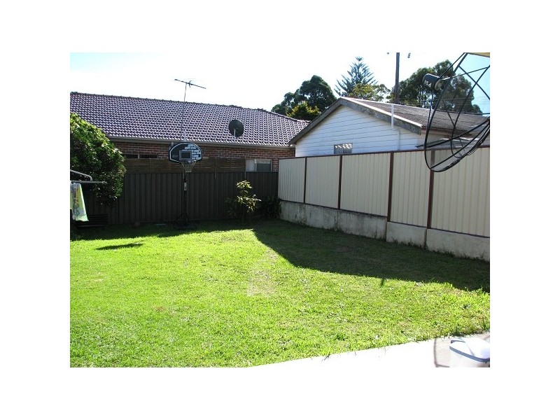 3 Blakesley St, Carlton NSW 2218