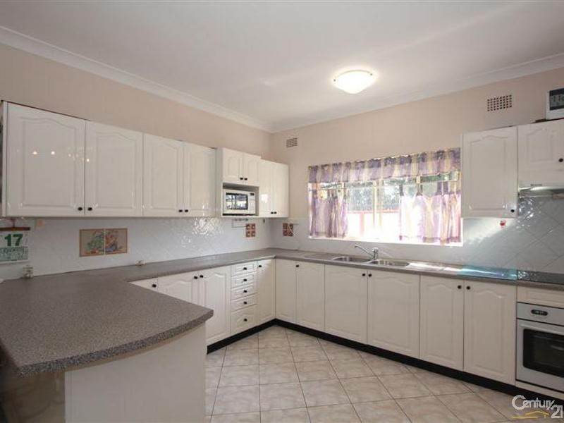 2 Broadarrow Road, Beverly Hills NSW 2209