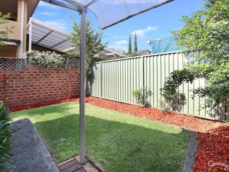 2/63 Clevedon Road ( Enter from Moore Street), Hurstville NSW 2220