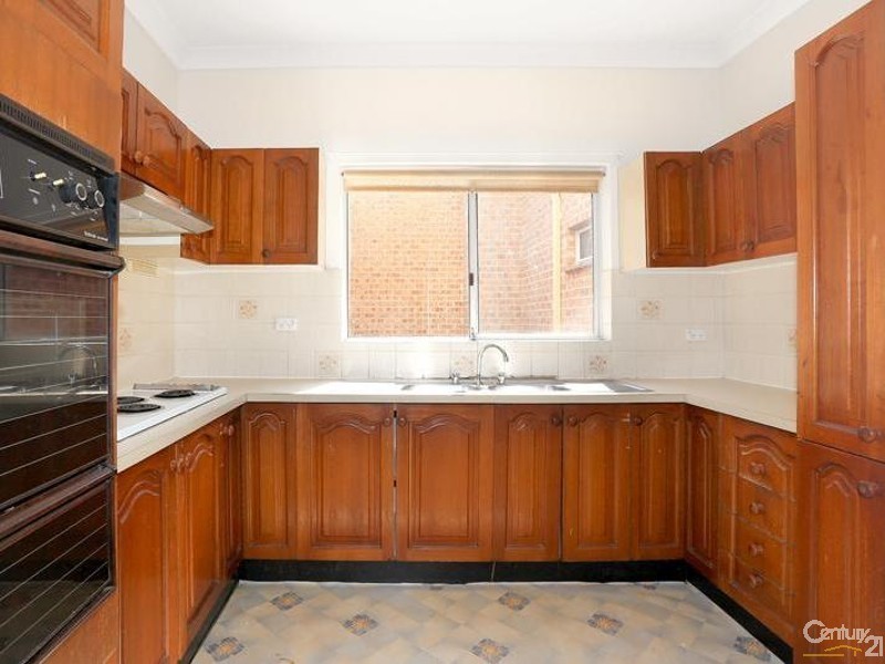 2/63 Clevedon Road ( Enter from Moore Street), Hurstville NSW 2220