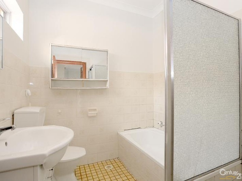 2/63 Clevedon Road ( Enter from Moore Street), Hurstville NSW 2220