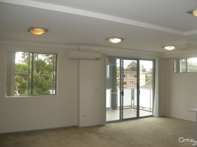 8/74-76  Hampton Court Road, Carlton NSW 2218