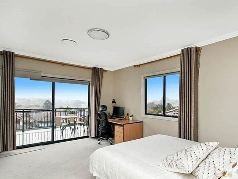 10 LYNESTA AVENUE, Bexley North NSW 2207