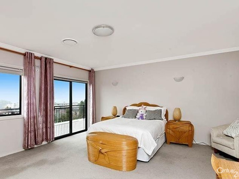 10 LYNESTA AVENUE, Bexley North NSW 2207